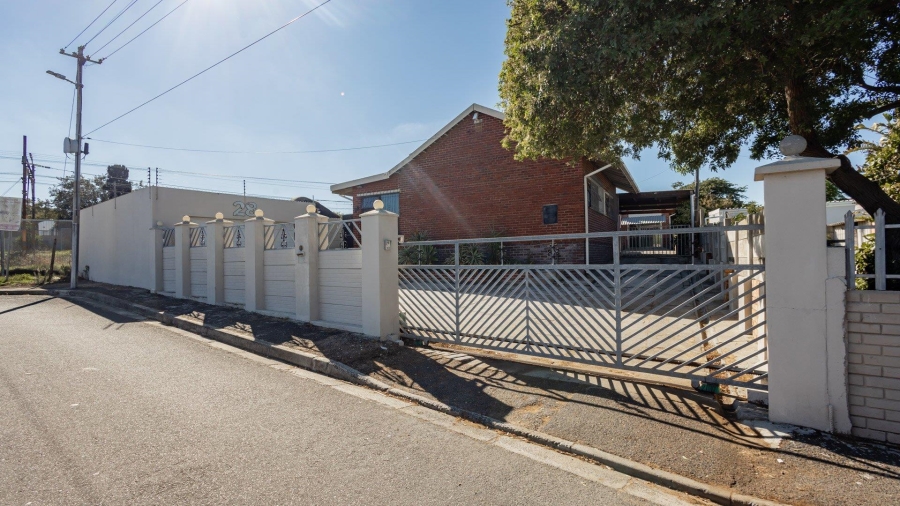 5 Bedroom Property for Sale in Avondale Western Cape